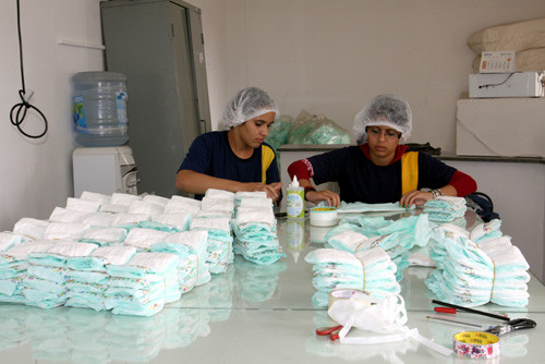 A Fábrica de Fraldas da Secretaria de Trabalho e Renda continua contribuindo para suprir a demanda do Programa Municipal Pro-Fraldas, da Secretaria de Saúde, onde estão cadastrados mais de três mil pacientes (Foto: Secom)