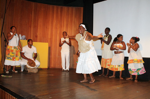 Homenagens, apresentações teatral e de jongo, sorteio de brindes e exposição de peças, confeccionadas pelas alunas do Programa de Inclusão Produtiva, marcaram o dia. (Foto: Secom)