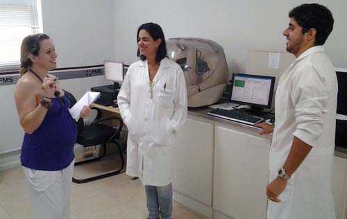A diretora de serviços de saúde da FMS, Andrea Franquetto, informou que 12 técnicos de enfermagem e de laboratório estão reforçando a coleta de sangue no Centro de Hidratação, das 7h às 17h, no HGG (Foto: Divulgação)