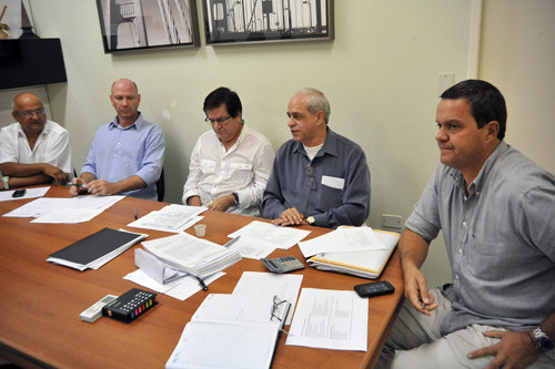 Da direita para esquerda: subsecretário de Saúde, Roberto Vogel; secretário de Governo, Suledil Bernardino; diretor do CRF, Luiz José de Souza; diretor do CCZ, César Sales; e o coordenador de Programas do CCZ, Eufrásio Lisboa (Foto: Rogério Azevedo)