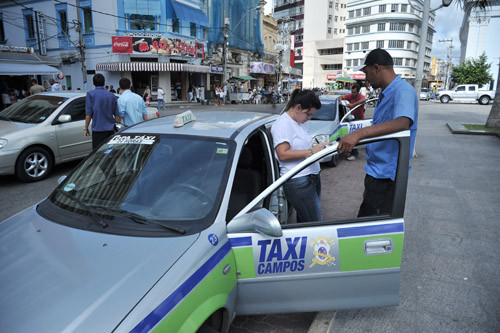 A padronização da frota de táxis, implantada pela prefeitura, já recebeu elogios de todas as partes (Foto: Secom)