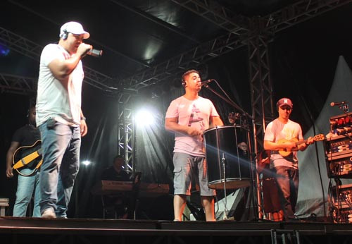 O Grupo Dibobeira vai animar o público do projeto ?Fim de Tarde?, nesta segunda-feira (6), às 18h30, no Teatro de Bolso Procópio Ferreira. Juntos há sete anos, os músicos transformaram o sonho do sucesso em realidade. (Foto: Divulgação)