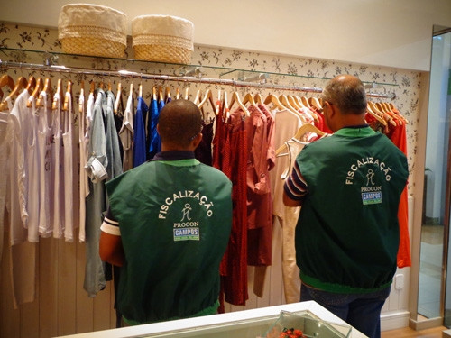 Fiscais do Procon também estão percorrendo áreas comerciais para orientar consumidores e comerciantes (Foto: Divulgação)
