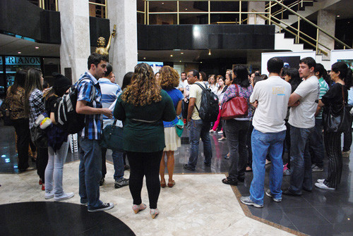 Na ocasião, os universitários contemplaram as obras, tendo, também, a oportunidade de votar, escolhendo as três melhores peças expostas (Foto: Divulgação)