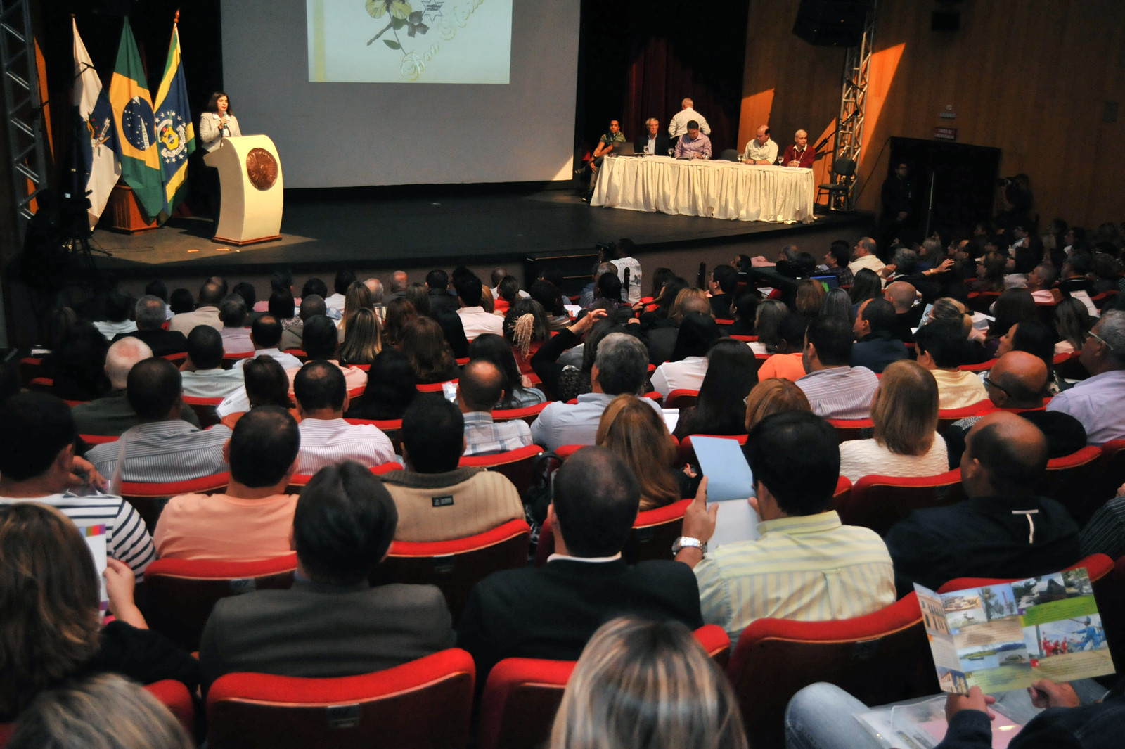 A prefeita Rosinha Garotinho abriu nesta sexta-feira (12) no Teatro Municipal Trianon o Seminário de Avaliação de Metas da Prefeitura de Campos (Foto: Rogério Azevedo)