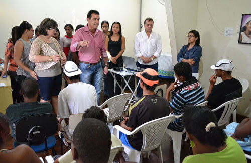 Durante reunião de grupo no Creas I, do Jardim Carioca, nesta terça-feira (23), o responsável pelo Setor de Passes do IMTT, Ricardo Araújo, informou que além de garantir aos adolescentes a carteirinha para transporte (Foto: Secom)