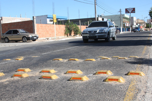 Os tachões já existentes continuam, mas outros não poderão ser colocados nas vias públicas (Foto: Antônio Leudo)