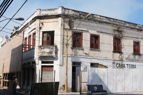 O entorno do prédio foi interditado pela Defesa Civil, para resguardar as pessoas que passam pelo local (Foto: Antônio Leudo)