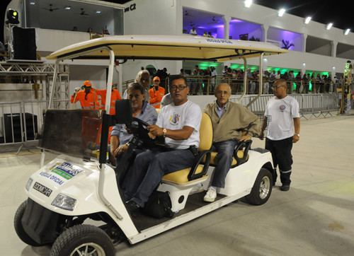 A Secretaria de Saúde deixou à disposição da população um carro para primeiros socorros dentro da pista (Foto: Secom)