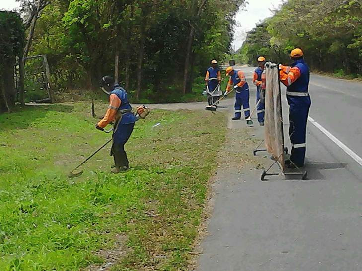 Os trabalhos englobam capina, roçada e retirada de lixo e entulhos em sarjetas (Foto: Divulgação)