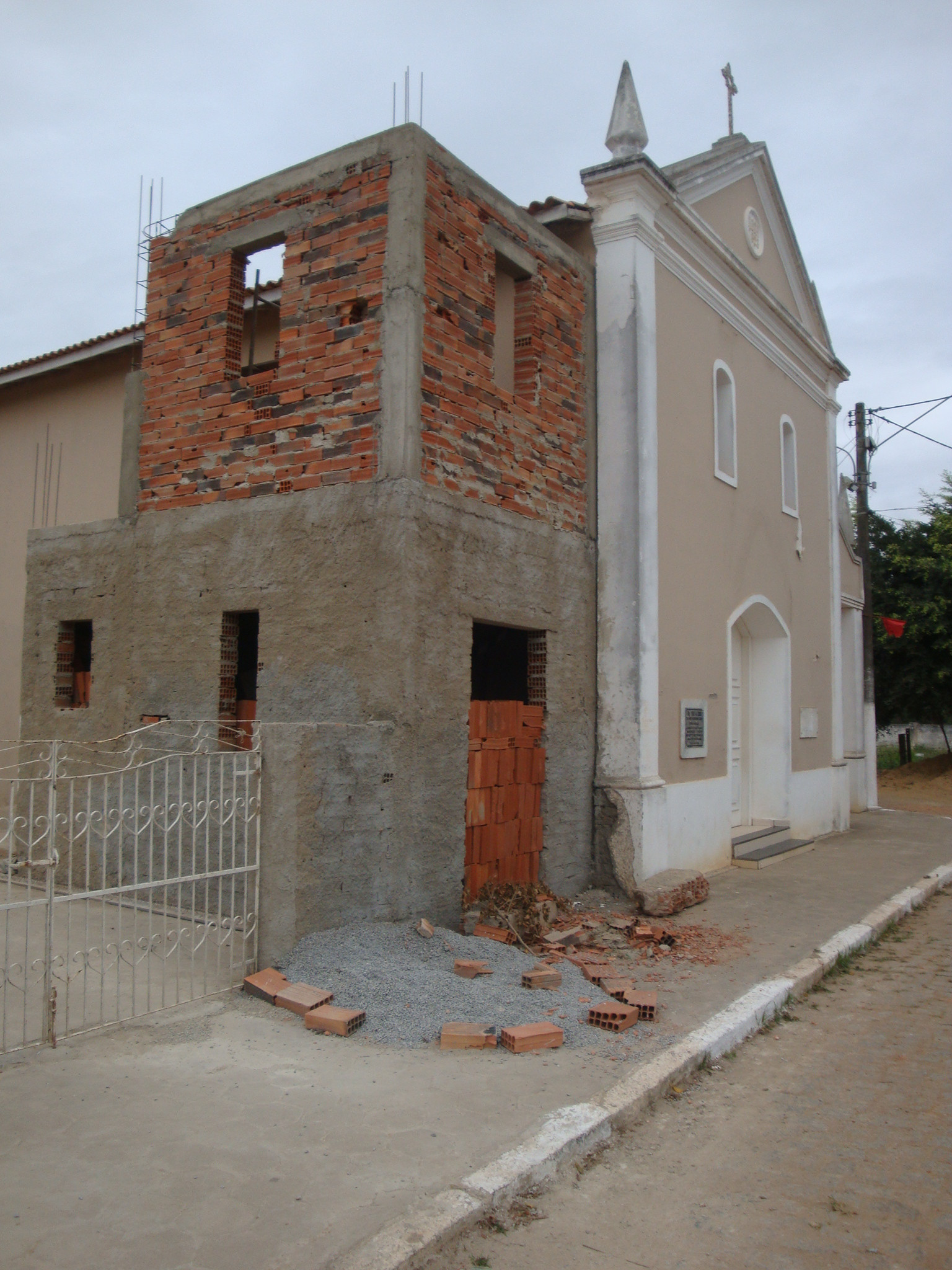 O prédio marca a presença da religiosidade católica junto às atividades sucroalcooleiras da Usina Mineiros, à época de propriedade da família Chrisóstomo de Oliveira (Foto: Divulgação)