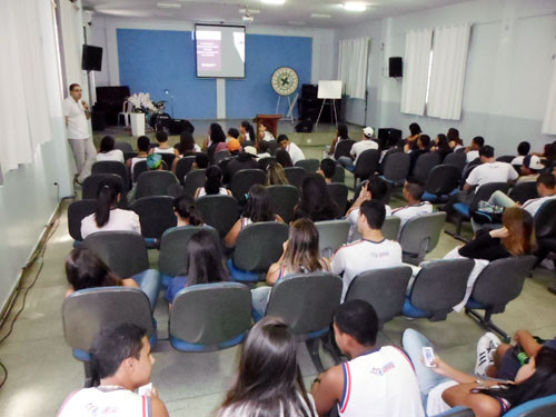 O diretor de Vigilância em Saúde, Charbell Kury, ministrou palestra sobre prevenção do câncer de colo de útero (Foto: Divulgação)