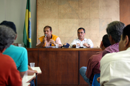A reunião entre representantes da prefeitura e produtores e pecuaristas aconteceu ontem (Foto: César Ferreira)