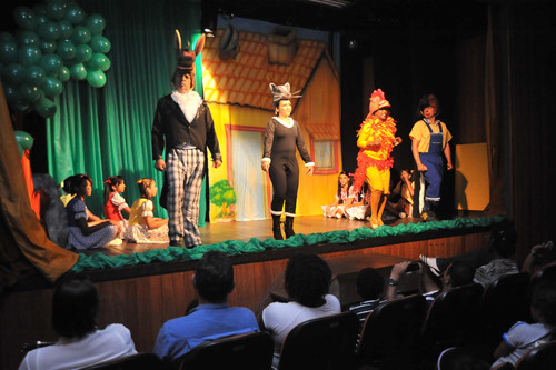 Alunos do Curso Livre de Teatro da FCJOL participam do encerramento do Festival de Teatro Infantil (Foto: Rogério Azevedo)