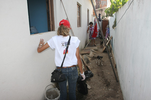 O CCZ realiza trabalho preventivo de combate a dengue (Foto: Rogério Azevedo)