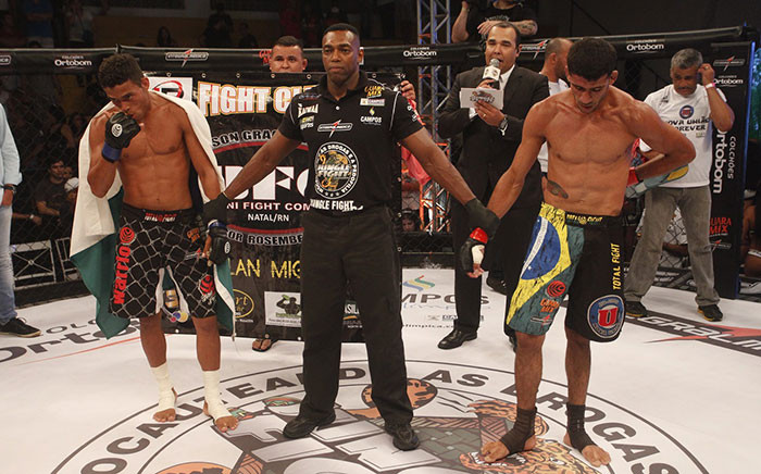 Allan Miguel é declarado vencedor, após luta com Patrique Tavares (Foto: Divulgação)