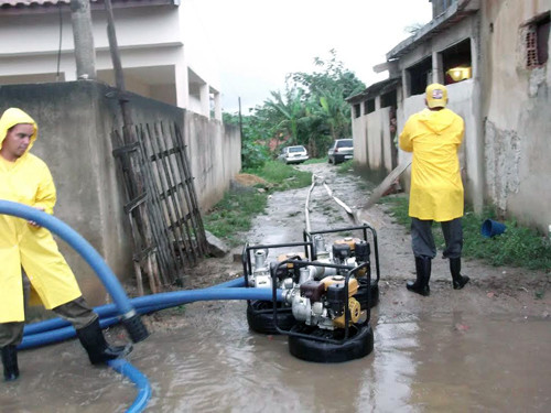 A Defesa Civil Municipal concluiu agora à tarde, o trabalho de escoamento da água no Parque Saraiva e na Vila Romana (Foto: Divulgação)