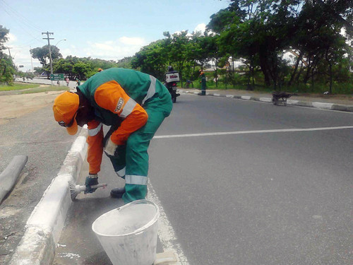 A limpeza inclui pintura de meio-fio (Foto: Divulgação)