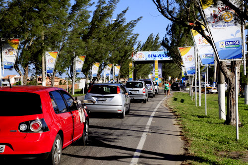 O trabalho de conscientização é realizado no portal da praia do Farol (Foto: Rodolfo Lins)