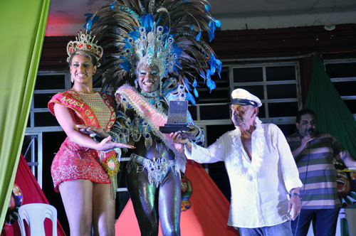 O organizador do evento, Felizardo Manhães,entregou as faixas à Musa Gay e à Musa do Carnaval (Foto: Rodolfo Lins)