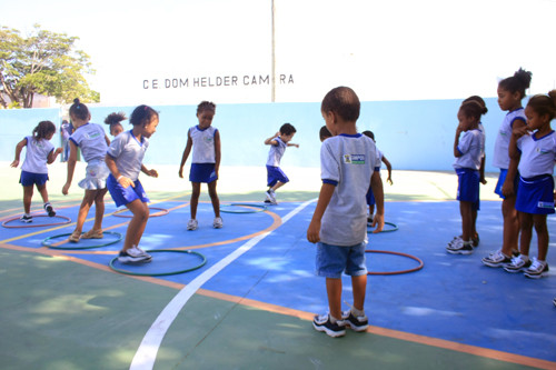 A quadra Elvécio Santa Fé beneficia alunos da Creche Escola Dom Hélder Câmara e da Escola Municipal Presidente Castelo Branco (Foto: Rodolfo Lins)