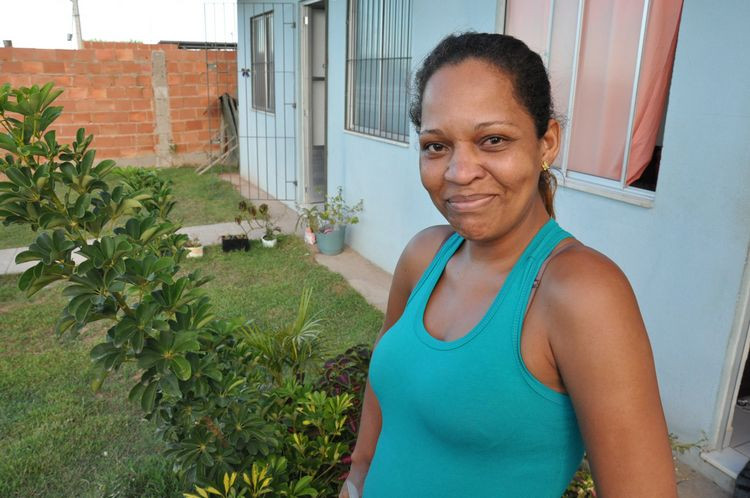Silvana Rangel, que mora no condomínio do Parque Santa Clara, atual Recanto da Bíblia, disse que não troca a atual moradia poe nada na vida (Foto: Secom)