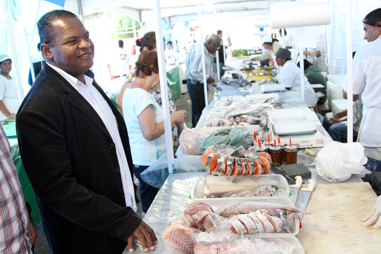 O secretário de Pesca e Aquicultura abriu a Feira do Peixe nesta quarta-feira (Foto: Rodolfo Lins)