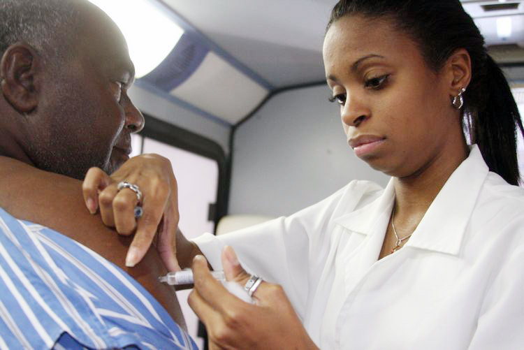A meta da Secretaria Municipal de Saúde é vacinar 111 mil pessoas contra a gripe (Foto: Gerson Gomes)