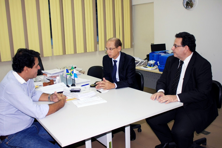 O secretário de Administração reunido com representantes da empresa no início do mês (Foto: Secom)