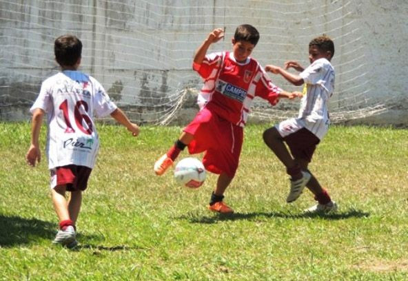 Inscrições abertas! Aulas gratuitas de futebol para crianças e