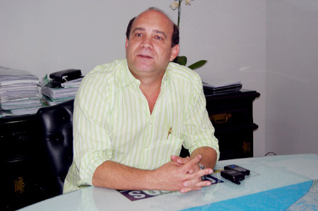 O vice-prefeito e secretário de Saúde, Dr. Chicão, visitou as obras (Foto: Secom)