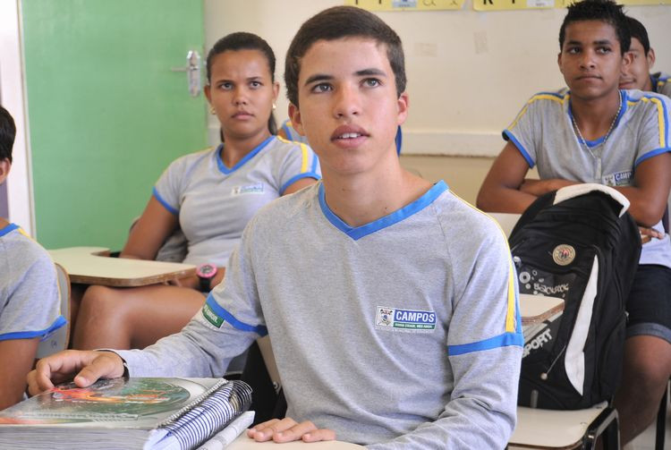 O estudante Valmique Bento lança, que conculuiu o ensino fundamental na Escola Municipal Getúlio Vargas, lança o livro Festa no céu, dia 23 (Foto: Secom)