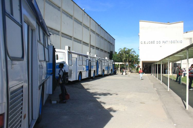 As unidades móveis de audiometria, oftalmologia e odontologia permaneceram durante o dia oferecendo atendimentos aos alunos, com ações de promoção da saúde e prevenção de doenças (Foto: Roberto Joia)