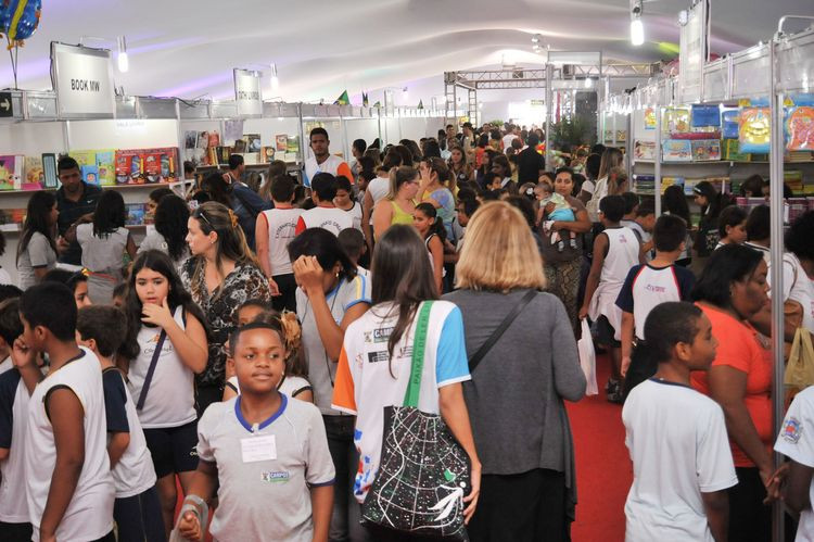 A 8ª Bienal do Livro de Campos já recebeu aproximadamente 49 mil pessoas em quatro dias (Foto: Secom)