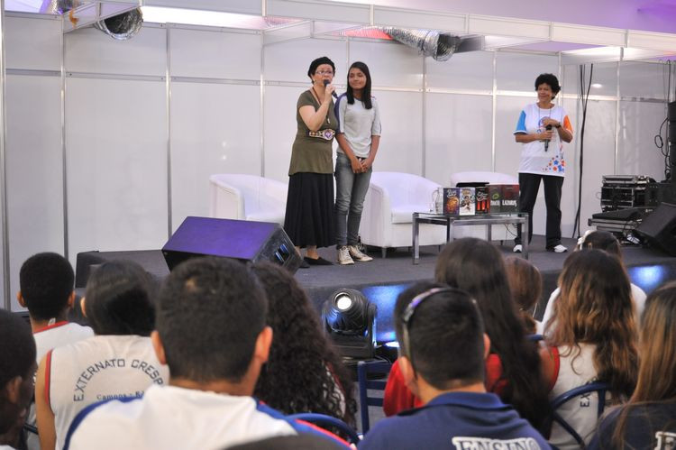 Luanna declarou um de seus poemasao final da palestra da escritora Georgette Silen, no espaço Café Literário (Foto: Secom)