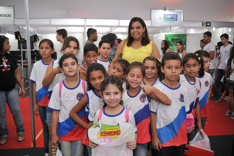 Alunos da Escola Municipal Manoel de Souza Gomes, de São João da Barra , visitaram a Bienal (Foto: )