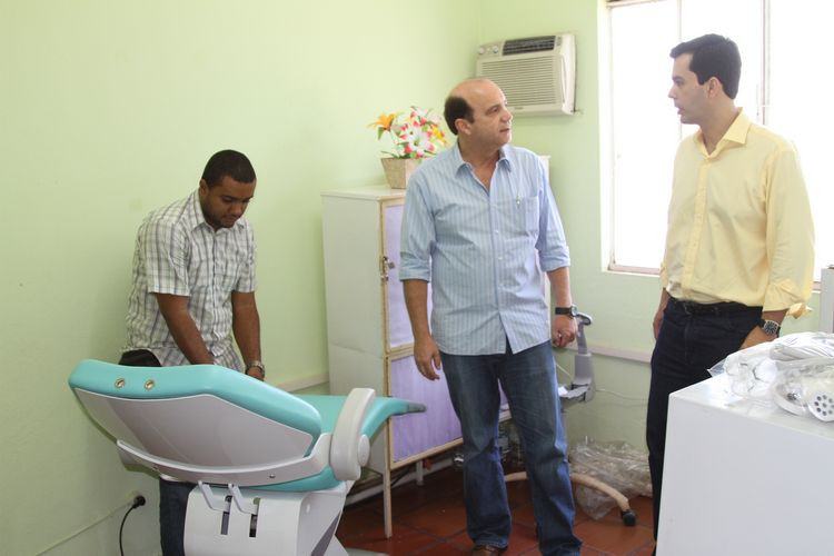 O vice-prefeito e secretário e secretário de Saúde, Doutor Chicão, vistoriou a implantação do novo consultório odontológico nesta sexta-feira, dia 23 (Foto: Rodolfo LIns)