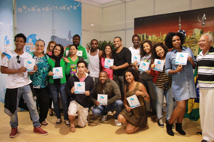 O elenco formado por 21 atores atraiu a atenção do público que lotou a maior feira literária do interior do Estado do Rio de Janeiro (Foto: Secom)