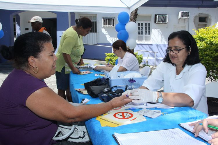 Serão oferecidos diversos serviços à população, como aferição da pressão arterial, teste de glicemia e teste de nível de dependência à nicotina, no pátio da Secretaria de Saúde (Foto: Roberto Joia)