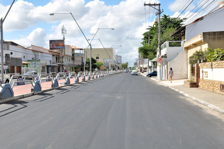 O secretário Edilson Peixoto informou que o asfaltamento está sendo feito nos dois sentidos do trecho entre antigo estádio do Americano até a Avenida Alberto Torres (Foto: Antônio Leudo)