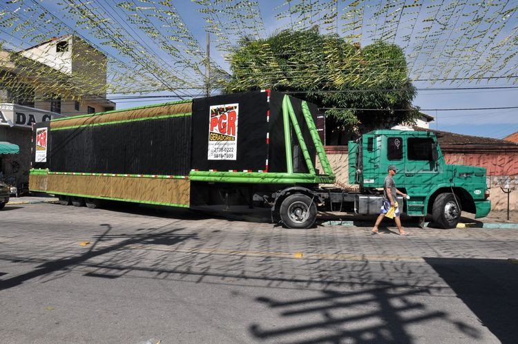 A carreta ecológica tem 33 banheiros químicos e dois funcionários para cuidar da higiene no local (Foto: Secom)