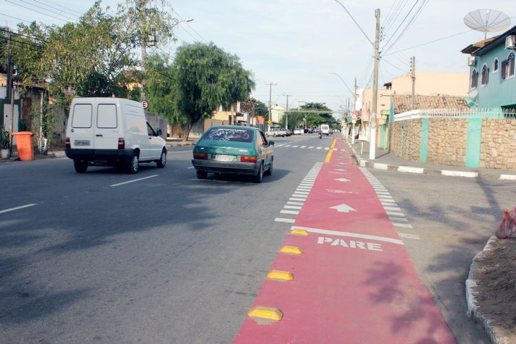 A Prefeitura de Campos está recuperando as ciclovias e implantando ciclofaixas, interligando uma ciclovia da outra, para atender ao grande número de ciclistas que circula pelas ruas da cidade (Foto: Secom)