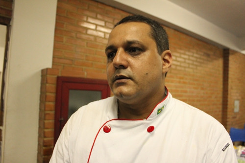 Chef Júnior é o responsável pelo curso de cozinheiro (Foto: Secom)