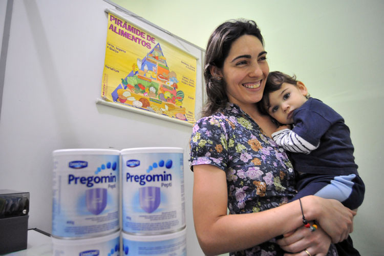A Gerência de Nutrição da Secretaria Municipal de Saúde atende cerca de 790 pacientes e distribui aproximadamente 15 mil latas de leites especiais por mês (Foto: Secom)