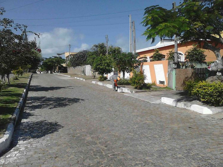 A Vila do Sol, na praia do Farol de São Tomé, está entre os locais atendidos esta semana pela Secretaria de Limpeza Pública, Praças e Jardins (Foto: Divulgação)