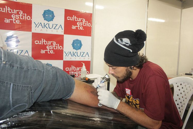 Cinco tatuadores estão noo estande mostrando a arte e realizando o sonho dos que apreciam tattoo. (Foto: Secom)