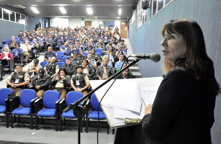 A socióloga, professora e pesquisadora Miriam Abramovay foi a palestrante do II Fórum de Ronda Escola do Estado do Rio de Janeiro, que está sendo realizado no auditório Cristina Bastos do Instituto Federal Fluminense (Foto: Secom)