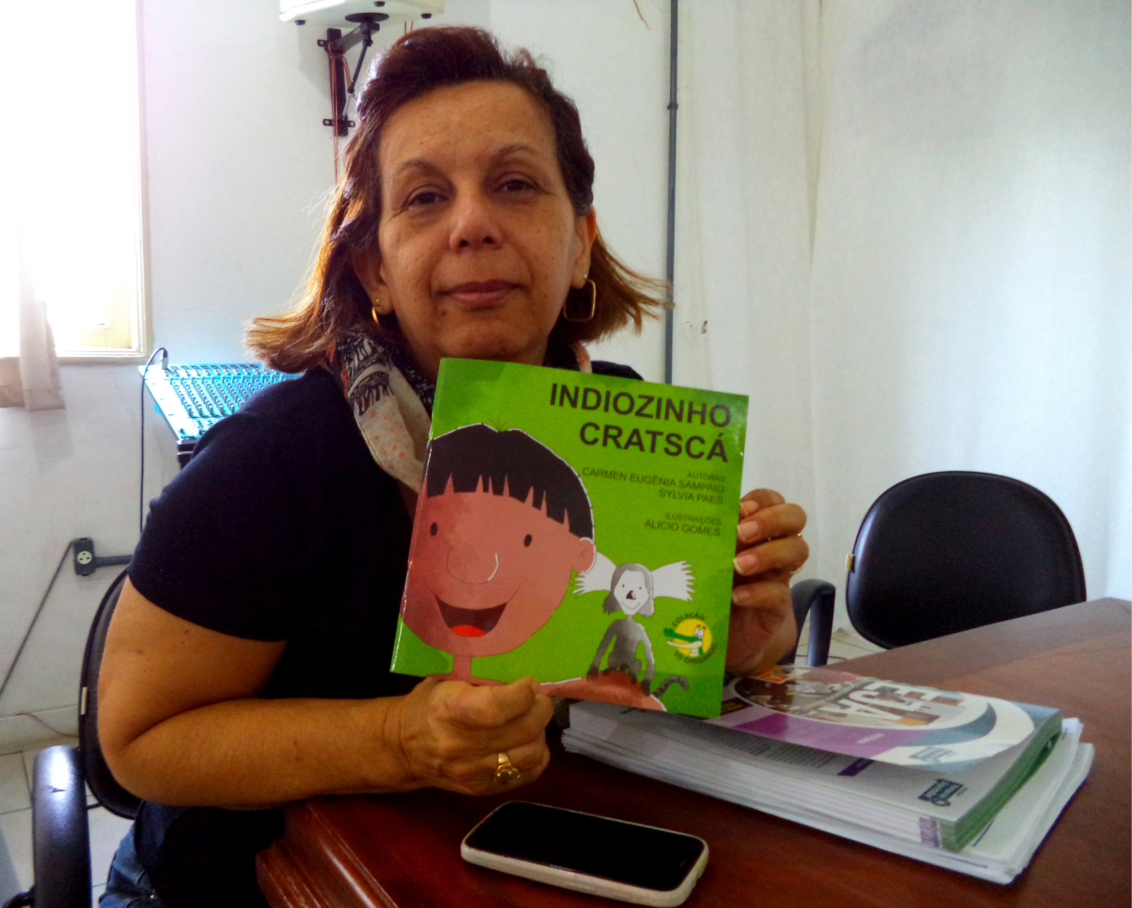 Carmem Sampaio com o livro Indiozinho Cratscá (Foto: Divulgação)