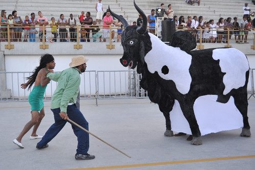 No ano passado, o Boi Guloso homenageou o cantor Juninho Simpatia (Foto: Secom)