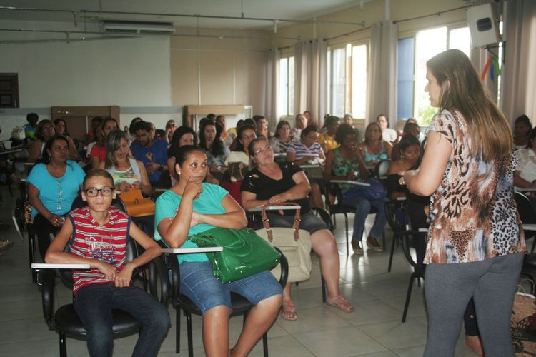 Os cerca de 80 cuidadores que auxiliam as crianças com deficiência fora da sala de aula participaram de treinamento desenvolvido pela Smece (Foto: Antônio Leudo)